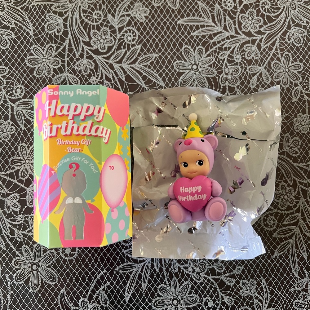 Sonny Angel “Birthday Gift Bear” series- Heart Hug